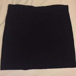 Fitted black skirt